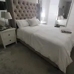 Stylish, Modern 3 Bedroom House, Free Parking X 2 Holiday home Glasgow