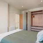 בית נופש Henderson House - West End 3 Bedroom Family גלאזגו