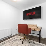 Urban Elegance - Spacious 5-bed In בית נופש