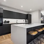 בית נופש Spacious 5 Bedroom With 3 Bathrooms And Private Parking