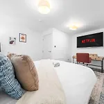 Urban Elegance - Spacious 5-bed In