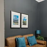 Spacious 5 Bedroom With 3 Bathrooms And Private Parking