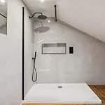 Spacious 5 Bedroom With 3 Bathrooms And Private Parking גלאזגו