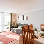Henderson House - West End 3 Bedroom Family בית נופש