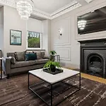 Spacious 5 Bedroom With 3 Bathrooms And Private Parking Holiday home *