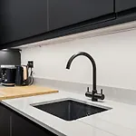 Spacious 5 Bedroom With 3 Bathrooms And Private Parking