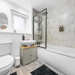 Urban Elegance - Spacious 5-bed In Holiday home Glasgow