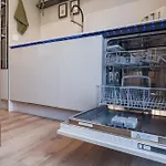 בית נופש Henderson House - West End 3 Bedroom Family *