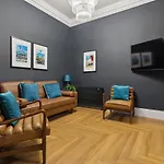 Spacious 5 Bedroom With 3 Bathrooms And Private Parking בית נופש *