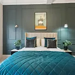 Spacious 5 Bedroom With 3 Bathrooms And Private Parking Holiday home