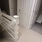 Stylish, Modern 3 Bedroom House, Free Parking X 2 Holiday home *