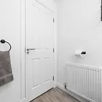 Casa de Férias Urban Elegance - Spacious 5-bed In *