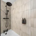 Urban Elegance - Spacious 5-bed In *