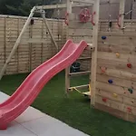 Holiday home Stylish, Modern 3 Bedroom House, Free Parking X 2 *