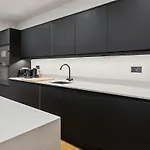 Holiday home Spacious 5 Bedroom With 3 Bathrooms And Private Parking