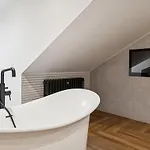 Spacious 5 Bedroom With 3 Bathrooms And Private Parking *