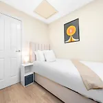 בית נופש Urban Elegance - Spacious 5-bed In *