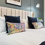 Spacious 5 Bedroom With 3 Bathrooms And Private Parking Holiday home