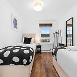 Casa de Férias Urban Elegance - Spacious 5-bed In