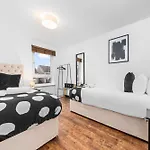 Urban Elegance - Spacious 5-bed In