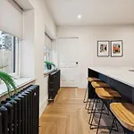 Spacious 5 Bedroom With 3 Bathrooms And Private Parking *