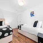 Urban Elegance - Spacious 5-bed In בית נופש