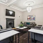 Spacious 5 Bedroom With 3 Bathrooms And Private Parking בית נופש *