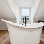 Spacious 5 Bedroom With 3 Bathrooms And Private Parking Prázdninový dům *