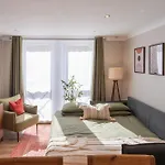 Henderson House - West End 3 Bedroom Family