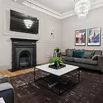 Spacious 5 Bedroom With 3 Bathrooms And Private Parking *