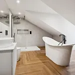 Spacious 5 Bedroom With 3 Bathrooms And Private Parking