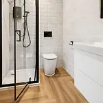 Prázdninový dům Spacious 5 Bedroom With 3 Bathrooms And Private Parking