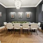 Spacious 5 Bedroom With 3 Bathrooms And Private Parking גלאזגו