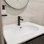 Prázdninový dům Spacious 5 Bedroom With 3 Bathrooms And Private Parking