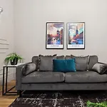 Holiday home Spacious 5 Bedroom With 3 Bathrooms And Private Parking Glasgow