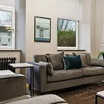 Spacious 5 Bedroom With 3 Bathrooms And Private Parking *