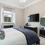 Spacious 5 Bedroom With 3 Bathrooms And Private Parking *