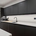 Spacious 5 Bedroom With 3 Bathrooms And Private Parking בית נופש *