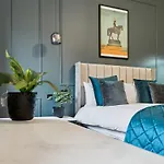 Spacious 5 Bedroom With 3 Bathrooms And Private Parking Prázdninový dům *