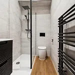 Spacious 5 Bedroom With 3 Bathrooms And Private Parking *