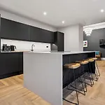 Spacious 5 Bedroom With 3 Bathrooms And Private Parking