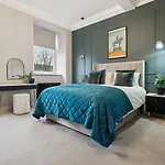 Spacious 5 Bedroom With 3 Bathrooms And Private Parking