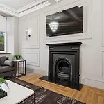 Spacious 5 Bedroom With 3 Bathrooms And Private Parking בית נופש *