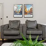 Spacious 5 Bedroom With 3 Bathrooms And Private Parking Holiday home