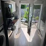 Peaceful And Stylish Garden Flat Close To Transport And Centre דירה