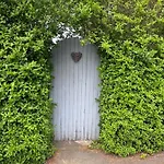 Peaceful And Stylish Garden Flat Close To Transport And Centre Apartment *