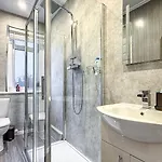 Quite And New House, Commore Drive Apartmán *