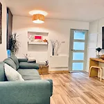 Peaceful And Stylish Garden Flat Close To Transport And Centre Apartment