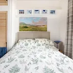 Warm Upgraded Top-floor Flat In Finnieston Glasgow