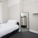 Stylish Southside 2 Bedroom Flat With Free Parking *